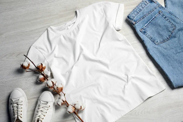 Elegante Shirt Tênis Jeans Fundo Madeira Branca Flat Lay — Fotografia de Stock
