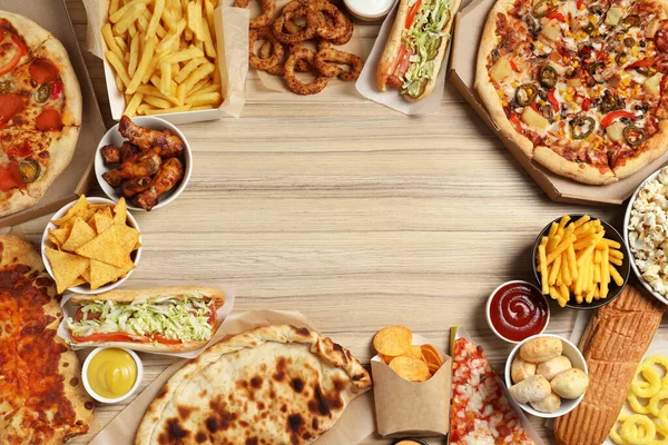 Πατάτες Τηγανητές Πίτσα Και Άλλα Fast Food Ξύλινο Τραπέζι Επίπεδη — Φωτογραφία Αρχείου