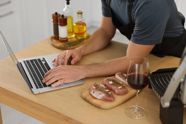 Man Making Dinner While Watching Online Cooking Course Laptop Kitchen — Foto Stock
