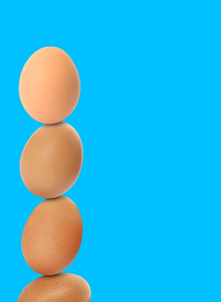 Στοίβαξε Φρέσκα Αυγά Κοτόπουλου Γαλάζιο Φόντο Χώρος Για Κείμενο — Φωτογραφία Αρχείου