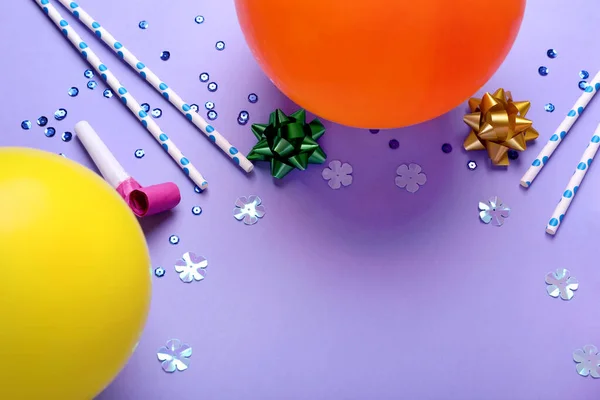 紫の背景に誕生日パーティーのための異なるアクセサリー フラットレイ テキストのスペース — ストック写真