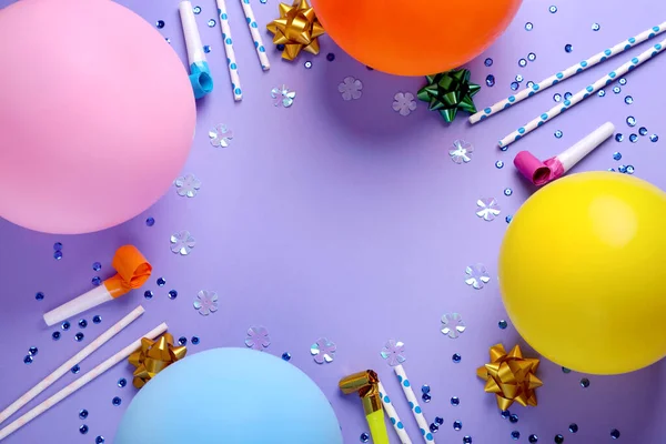 Rahmen Aus Verschiedenen Accessoires Für Geburtstagsfeier Auf Violettem Hintergrund Flach — Stockfoto