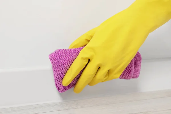 Kobieta Rękawiczkach Ochronnych Cokół Czyszczący Myjką Wewnątrz Zbliżenie — Zdjęcie stockowe