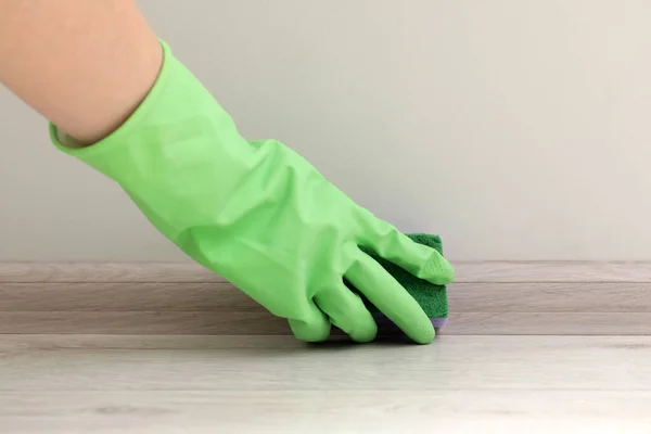 Mulher Luva Proteção Plinto Limpeza Com Esponja Dentro Casa Close — Fotografia de Stock