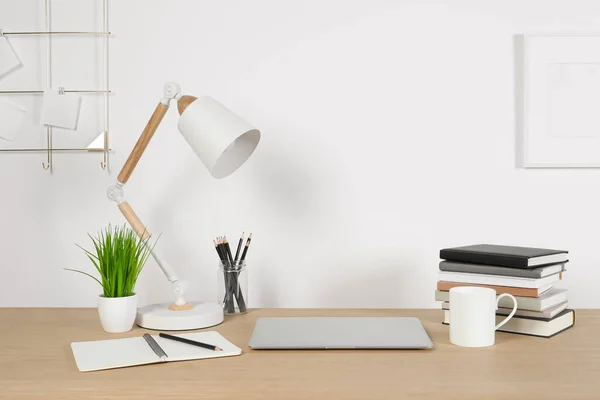 Gemütliche Arbeitsfläche Mit Laptop Lampe Und Schreibwaren Auf Holzschreibtisch Hause — Stockfoto