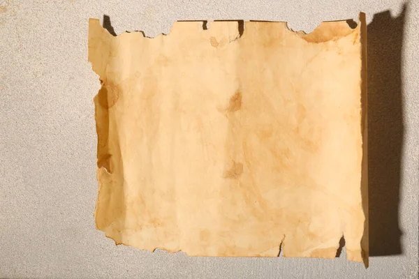 Açık Gri Desenli Masa Üzerine Eski Parşömen Kağıdı Üst Görünüm — Stok fotoğraf