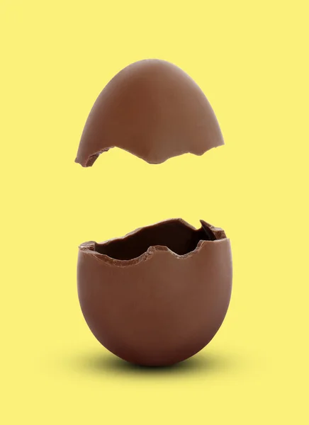 Σπασμένο Αυγό Σοκολάτας Γάλακτος Κίτρινο Φόντο — Φωτογραφία Αρχείου