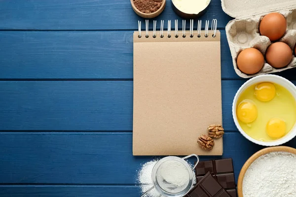 Λευκό Βιβλίο Συνταγών Και Διαφορετικά Συστατικά Μπλε Ξύλινο Τραπέζι Επίπεδο — Φωτογραφία Αρχείου