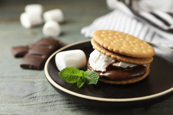 Leckeres Marshmallow Sandwich Mit Crackern Minze Und Schokolade Auf Hellblauem — Stockfoto