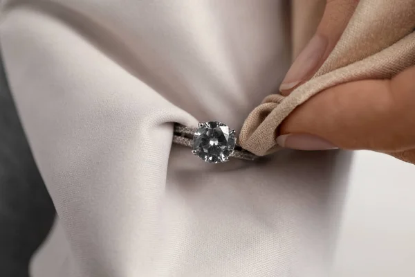 Juwelier Reinigen Diamanten Ring Met Microvezel Doek Close — Stockfoto
