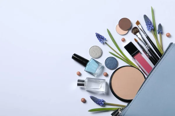 Platt Låg Sammansättning Med Olika Makeup Produkter Och Vackra Blommor — Stockfoto