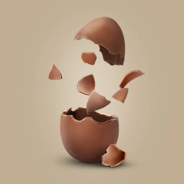 Εκρηκτικό Αυγό Σοκολάτας Γάλακτος Σκούρο Μπεζ Φόντο — Φωτογραφία Αρχείου
