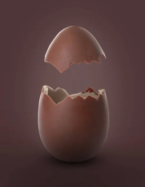 壊れたミルクチョコレートの卵の茶色の背景 — ストック写真