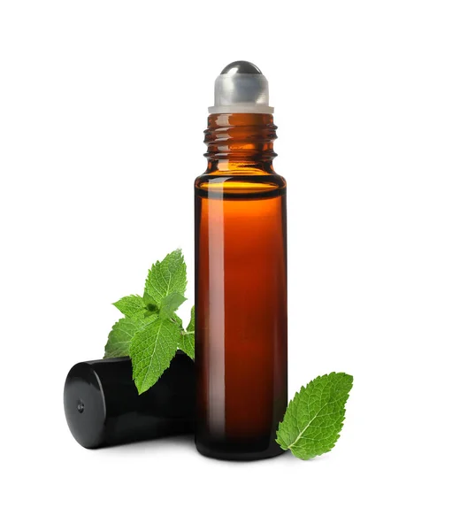 Eine Flasche Ätherisches Minzöl Und Grüne Blätter Auf Weißem Hintergrund — Stockfoto