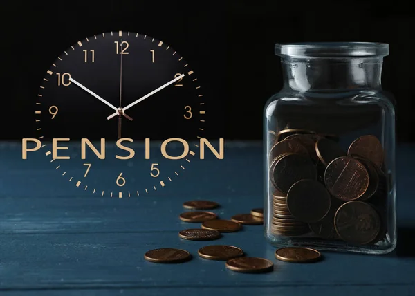 Прозрачные Часы Словом Пенсионный Стеклянная Банка Монетами Черном Фоне — стоковое фото