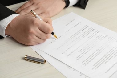 Tahta masada noter imzalı belge, yakın plan