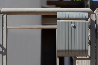 Kapısında plaka olan güzel metal posta kutusu.