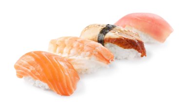 Lezzetli nigiri suşisi beyaza izole edilmiş. Geleneksel Japon mutfağı