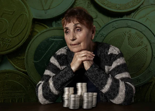 Plan Pensiones Mujer Mayor Dinero Contra Monedas Fondo —  Fotos de Stock