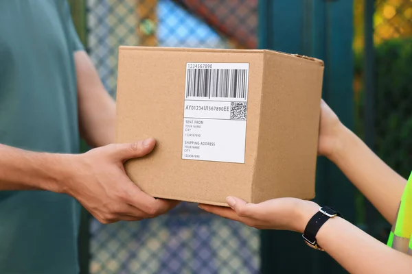 Man Receiving Parcel Courier Outdoors Closeup — Stockfoto