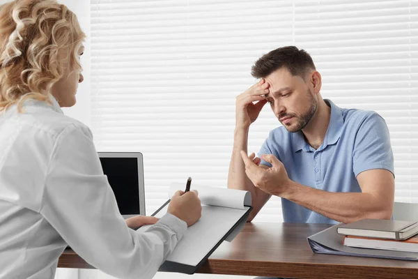 Doctor Consulting Patient Table Clinic — Stock Photo, Image
