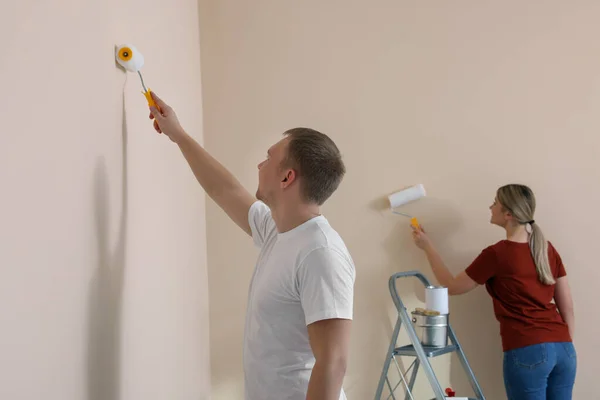 Parede Pintura Casal Apartamento Durante Reparo — Fotografia de Stock