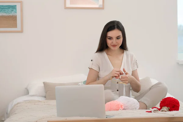 Νεαρή Γυναίκα Μαθαίνει Πλέκει Online Μαθήματα Στο Σπίτι Χώρος Για — Φωτογραφία Αρχείου