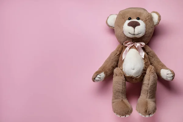 Boneka Beruang Lucu Latar Belakang Merah Muda Pemandangan Atas Ruang — Stok Foto