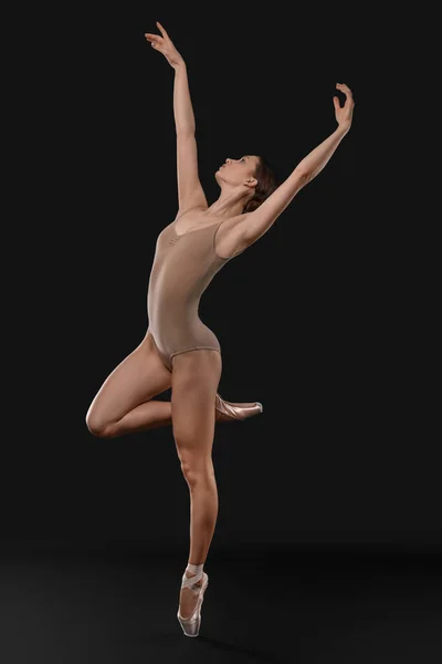 Giovane Ballerina Scarpe Punta Che Balla Sfondo Nero — Foto Stock