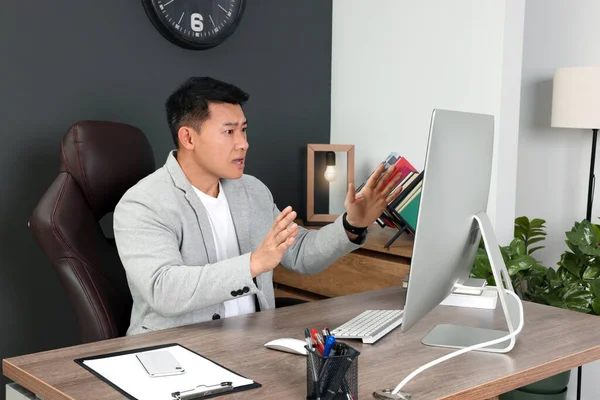 Duygusal Patron Modern Ofisteki Ahşap Masada Bilgisayarla Çevrimiçi Toplantı Yapıyor — Stok fotoğraf