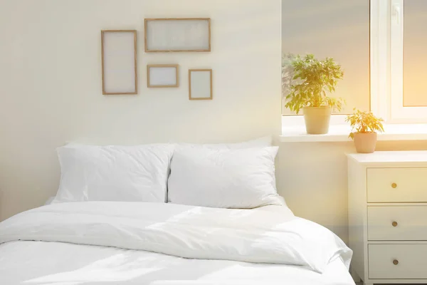 Λευκά Μαλακά Μαξιλάρια Άνετο Κρεβάτι Στο Δωμάτιο — Φωτογραφία Αρχείου