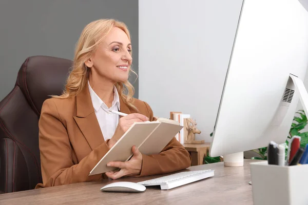 Lady Boss Working Computer Desk Office Successful Businesswoman — Stock fotografie