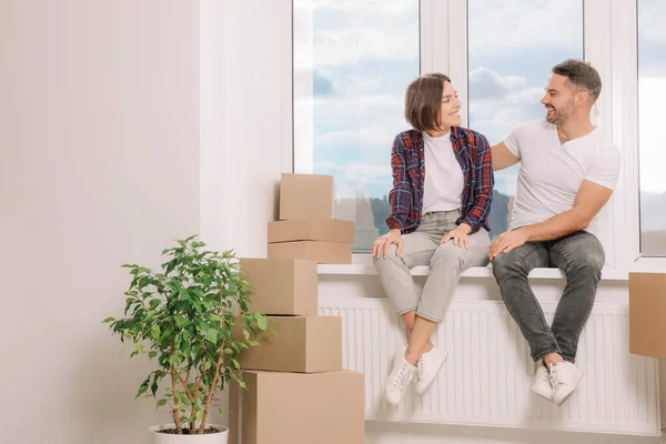 Happy Couple Sitting Windowsill New Apartment Moving Day — Stock Photo, Image