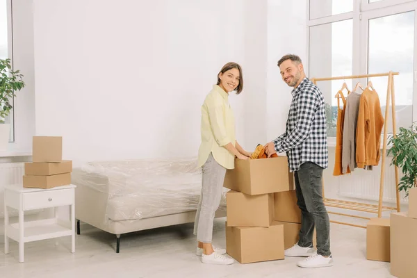 Happy Couple Unpacking Box New Apartment Moving Day — Stok fotoğraf