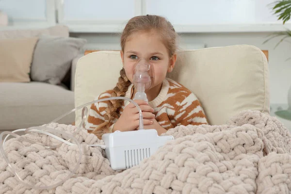 Menina Usando Nebulizador Para Inalação Poltrona Casa — Fotografia de Stock