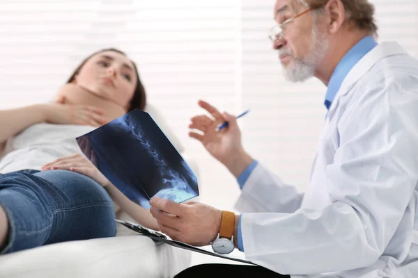 Ορθοπεδικός Που Δείχνει Ακτινογραφία Ασθενή Στην Κλινική — Φωτογραφία Αρχείου