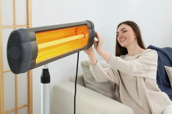 Frau Stellt Temperatur Elektrischer Infrarot Heizung Haus Ein — Stockfoto