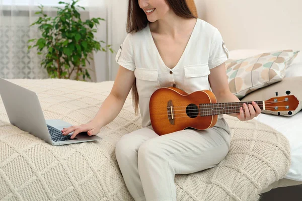 Γυναίκα Μαθαίνουν Παίζουν Ukulele Online Μαθήματα Μουσικής Στο Σπίτι Closeup — Φωτογραφία Αρχείου