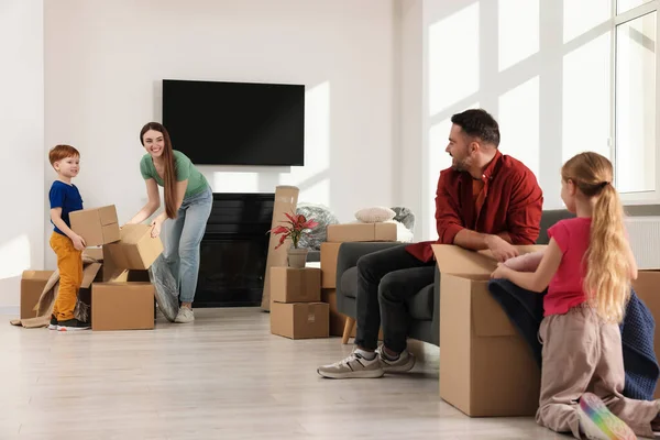 Happy Family Unpacking Boxes New Apartment Moving Day — Stock Photo, Image