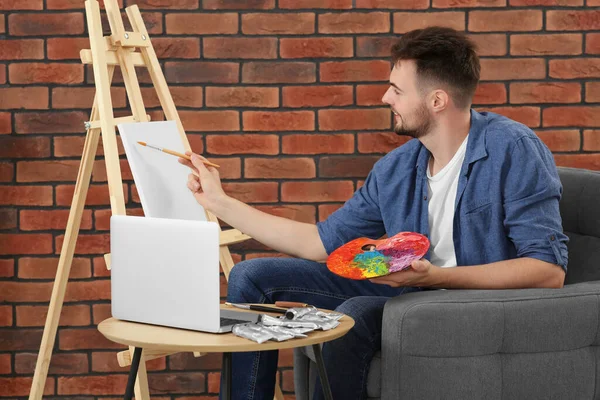 Człowiek Uczy Się Rysować Laptopie Domu Czas Hobby — Zdjęcie stockowe
