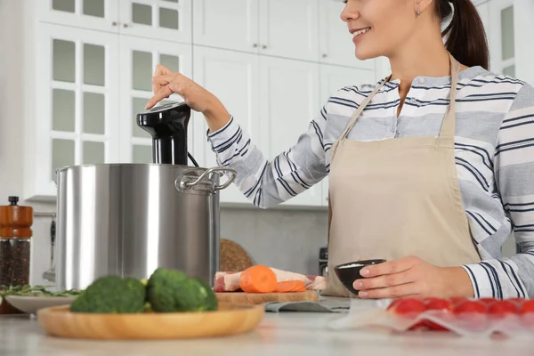 Mulher Usando Circulador Imersão Térmica Cozinha Close Sous Vide Cozinhar — Fotografia de Stock