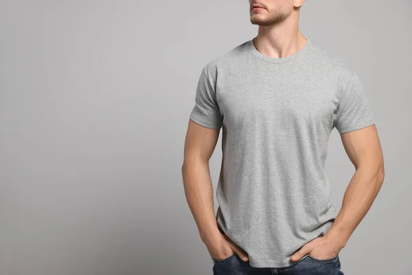 Homem Usando Camiseta Branco Fundo Cinza Claro Close Mockup Para — Fotografia de Stock