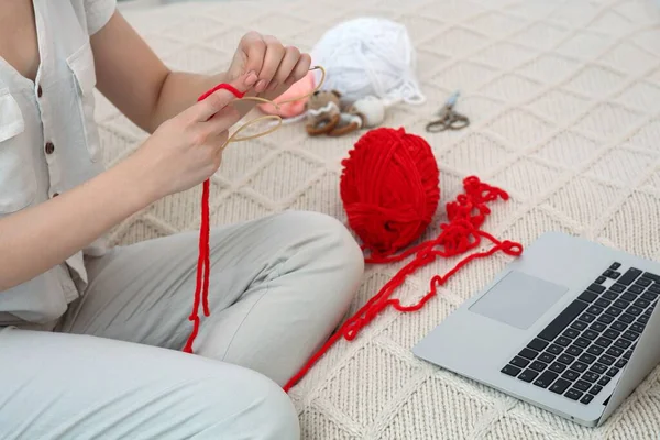 Femme Apprenant Tricoter Avec Cours Ligne Maison Gros Plan Loisirs — Photo