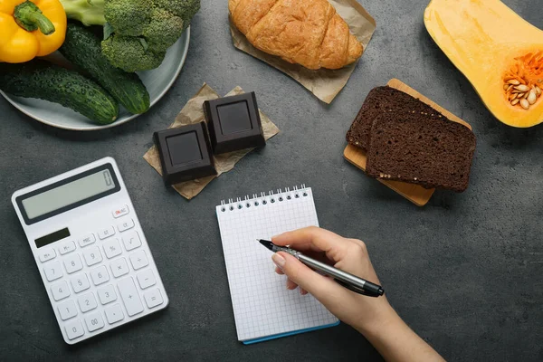 Femme Calculant Les Calories Table Gris Foncé Avec Des Produits — Photo