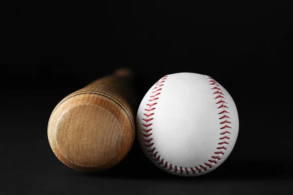 Bate Pelota Béisbol Madera Sobre Fondo Negro Primer Plano Equipamiento —  Fotos de Stock