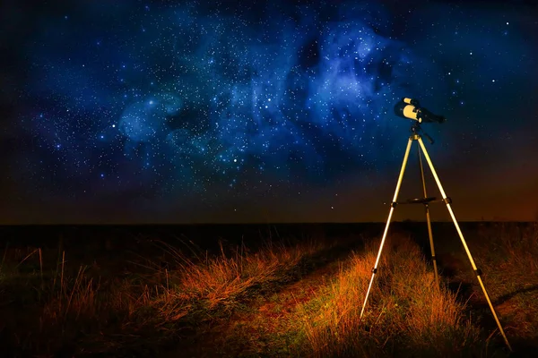 Csillagászati Teleszkóp Szabadban Szöveges Hely Festői Kilátás Fényes Csillagok Éjszaka — Stock Fotó