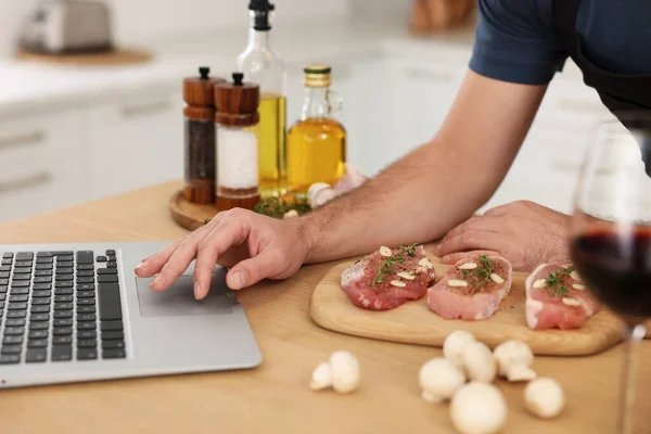 Homem Fazendo Jantar Enquanto Assiste Curso Culinária Line Laptop Cozinha — Fotografia de Stock