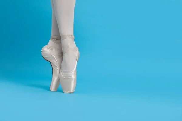 ダンスを練習している点の靴の若いバレリーナは ライトブルーの背景に クローズアップで動きます テキストのスペース — ストック写真