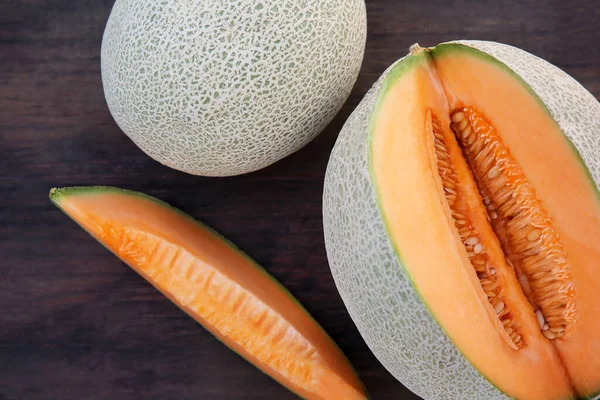 Hele Gesneden Heerlijke Rijpe Meloenen Houten Platte Lay — Stockfoto