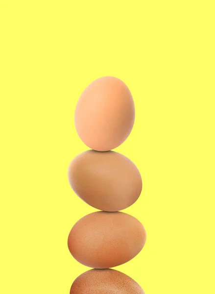 Ovos Galinha Frescos Empilhados Contra Fundo Amarelo Claro — Fotografia de Stock